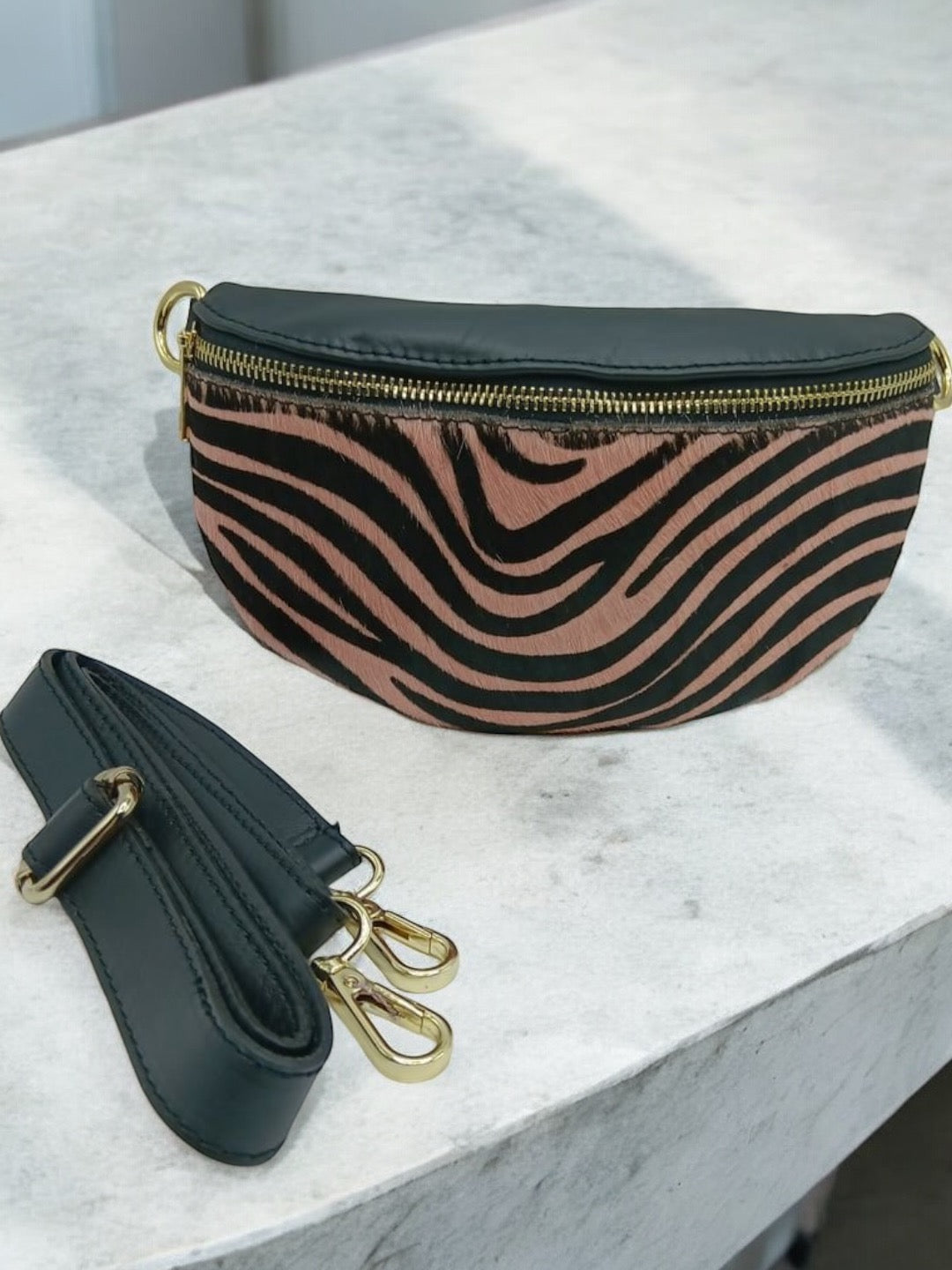 Sac banane cuir mat et motif zèbre rose et noir Le Petit Placard