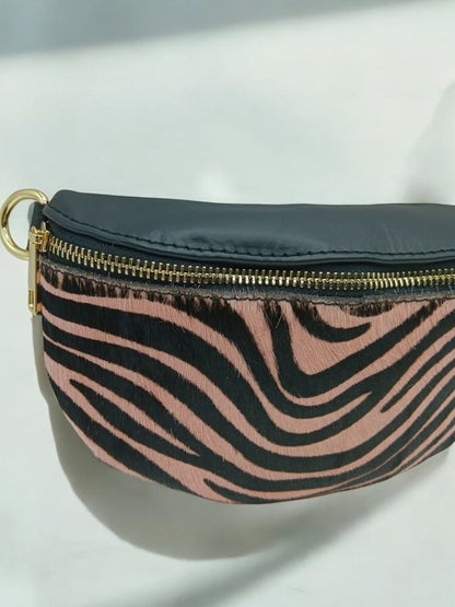 Sac banane cuir mat et motif zèbre rose et noir Le Petit Placard