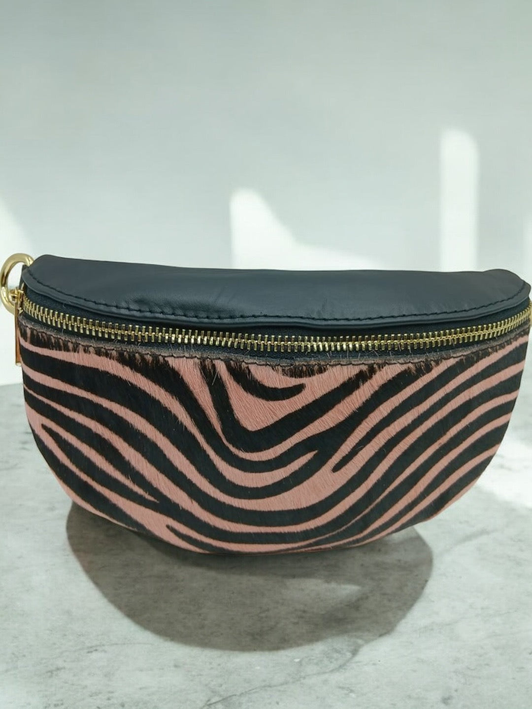 Sac banane cuir mat et motif zèbre rose et noir Le Petit Placard