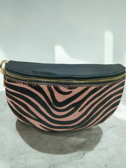 Sac banane cuir mat et motif zèbre rose et noir Le Petit Placard