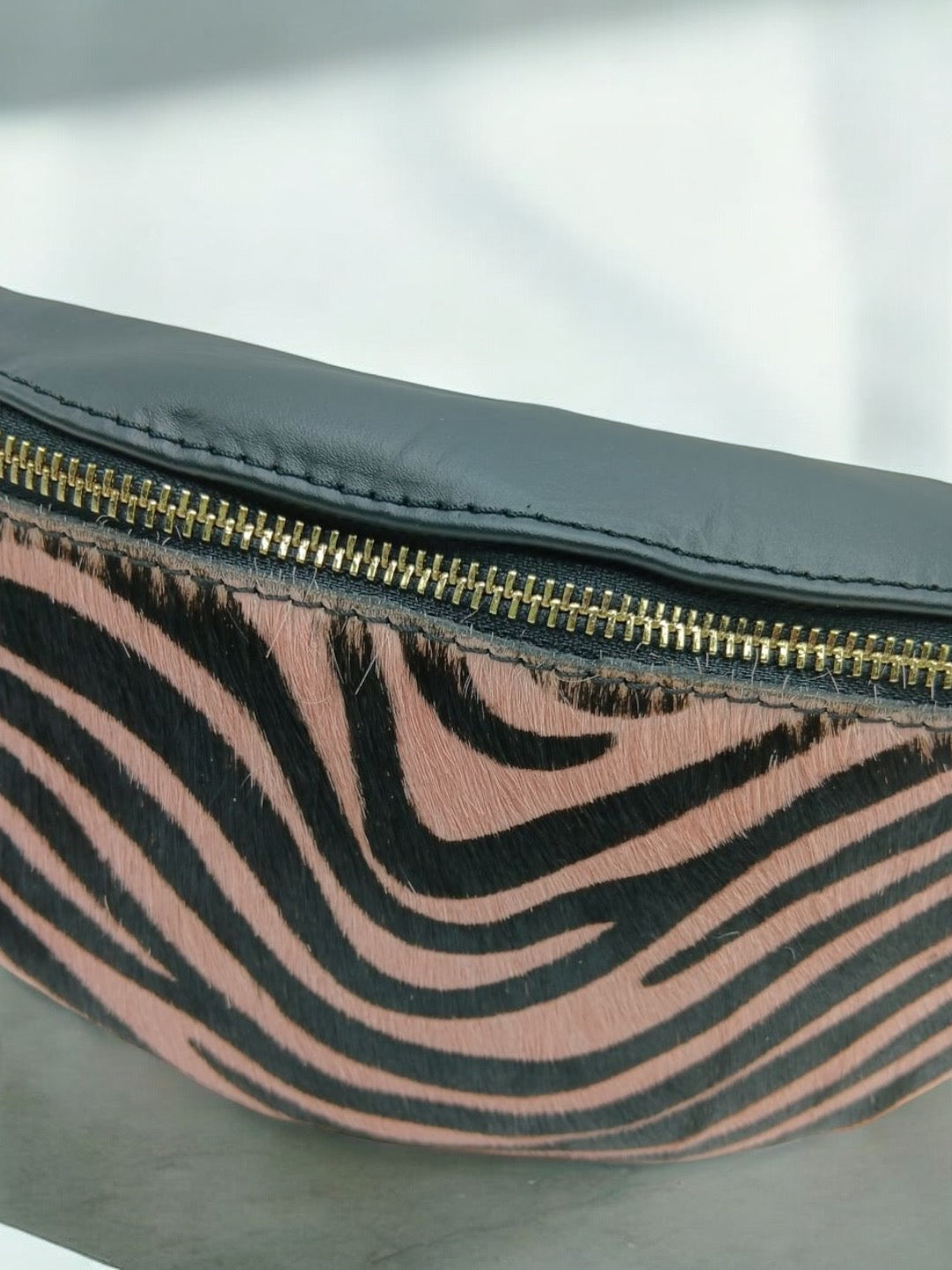 Sac banane cuir mat et motif zèbre rose et noir Le Petit Placard