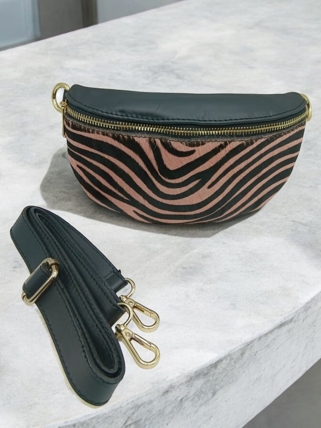 Sac banane cuir mat et motif zèbre rose et noir Le Petit Placard