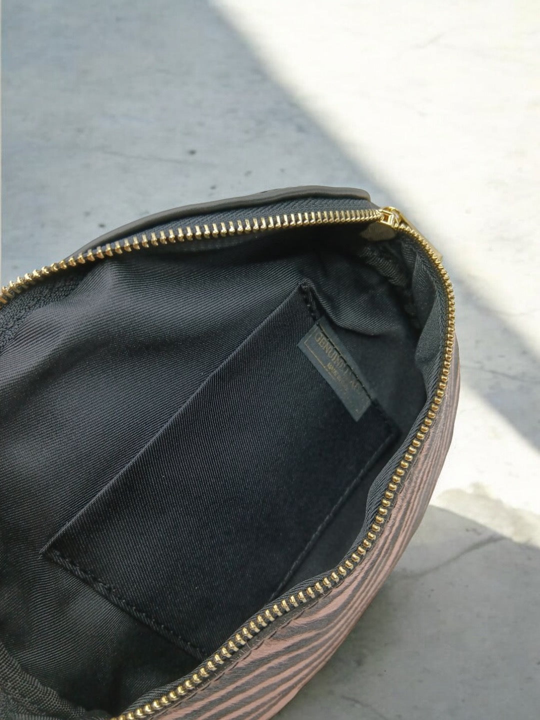 Sac banane cuir mat et motif zèbre rose et noir Le Petit Placard