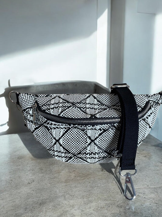 Sac banane effet tissu tressé noir et blanc avec motifs géométriques, fermeture éclair et bandoulière noire