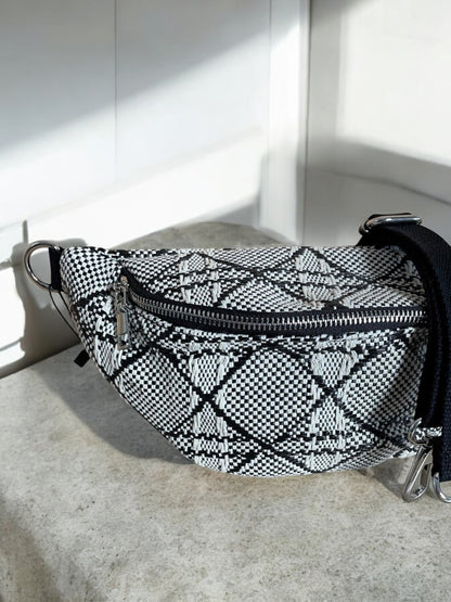 Sac banane effet tissu tressé noir et blanc avec fermeture éclair argentée et bandoulière réglable