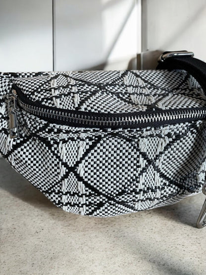 Sac banane effet tissu tressé noir et blanc avec fermeture éclair argentée et bandoulière réglable