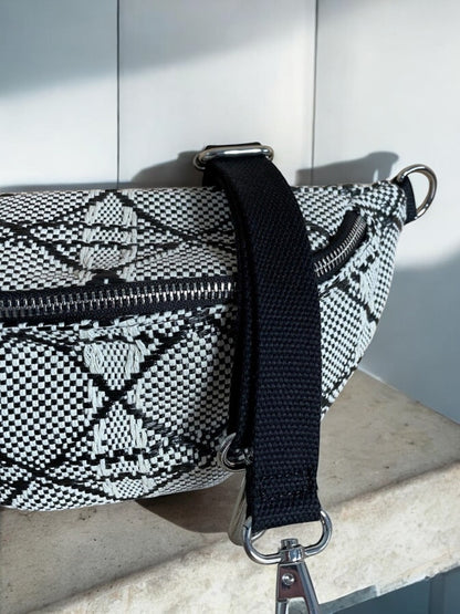Sac banane effet tissu tressé noir et blanc avec fermeture éclair et bandoulière noire réglable