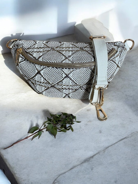 Sac banane effet tissu tressé taupe et crème avec fermeture dorée et bandoulière réglable