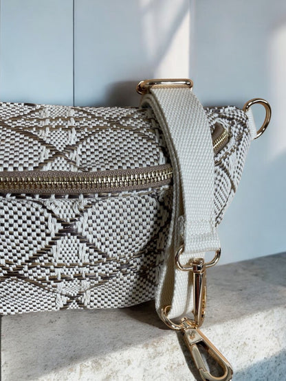 Sac banane effet tissu tressé taupe et crème avec fermeture éclair dorée et bandoulière crème