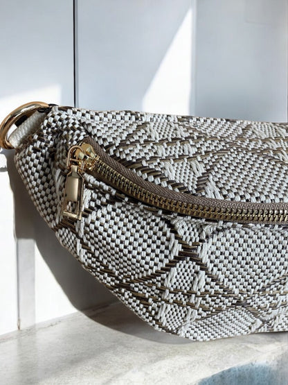 Sac banane effet tissu tressé taupe et crème avec fermeture éclair dorée, vue rapprochée