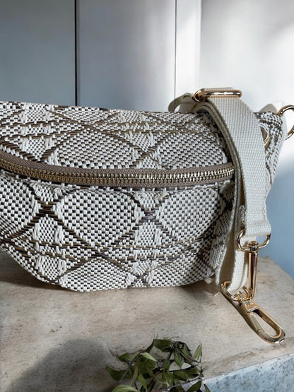 Sac banane effet tissu tressé taupe et crème avec fermeture éclair dorée et bandoulière réglable