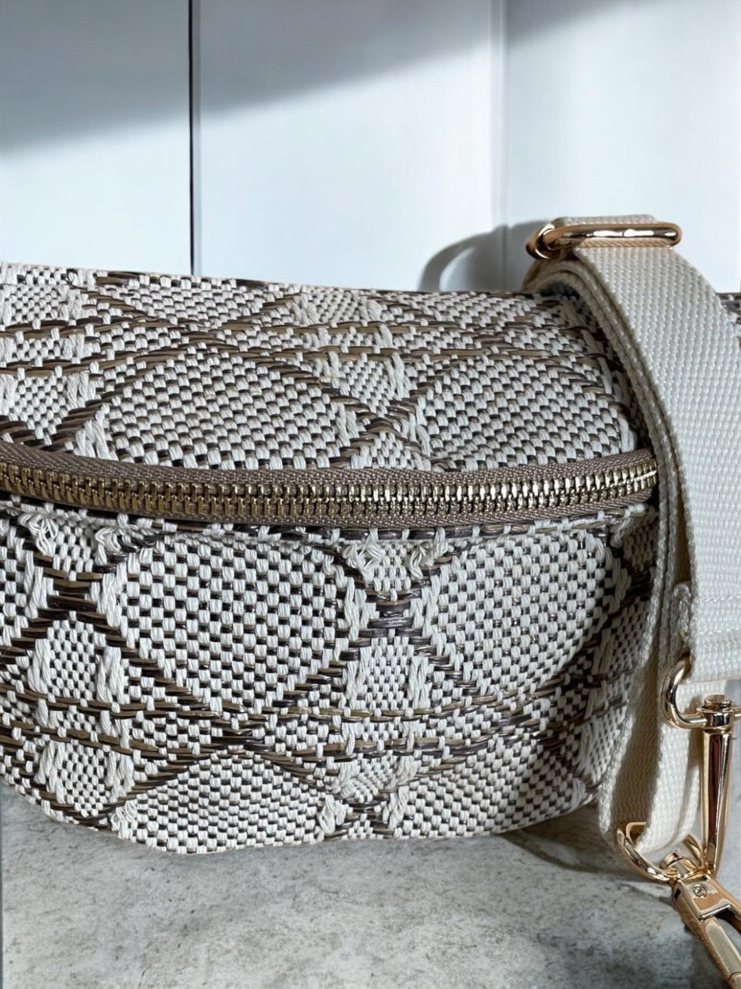 Sac banane effet tissu tressé taupe et crème avec fermeture éclair dorée et bandoulière réglable