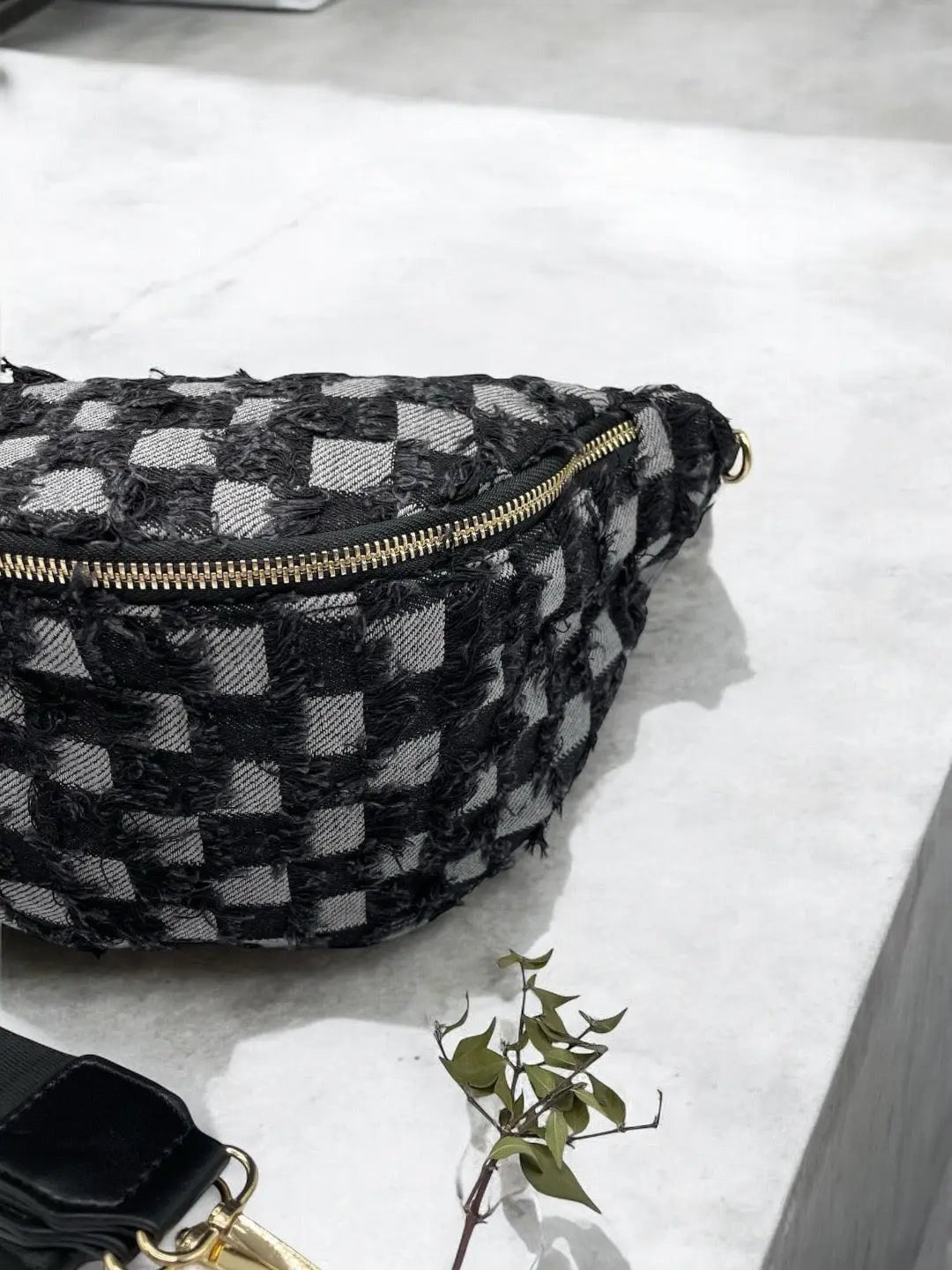 Sac banane en denim carrés noir Le Petit Placard