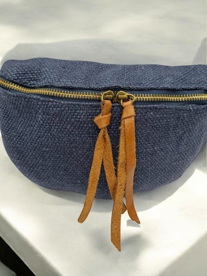 Sac banane en jute bleu denim 1 poche doubles curseurs Le Petit Placard