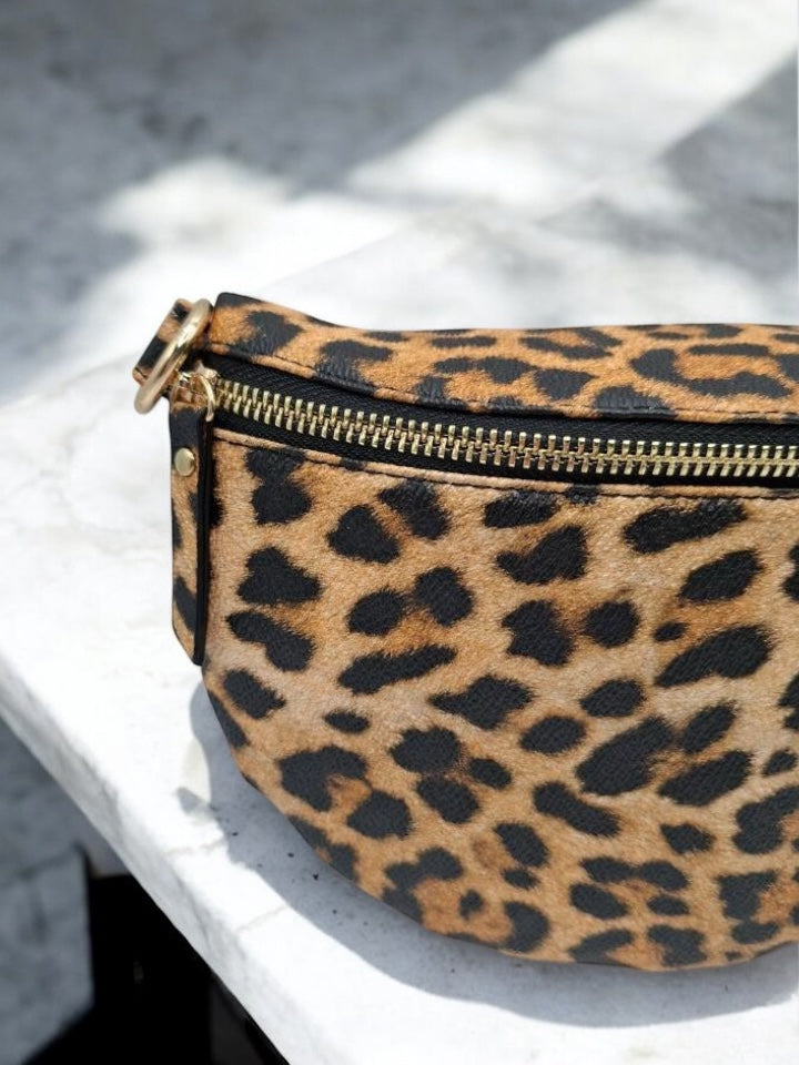 Sac banane en simili cuir motif léopard avec sangle fantaisie Le Petit Placard