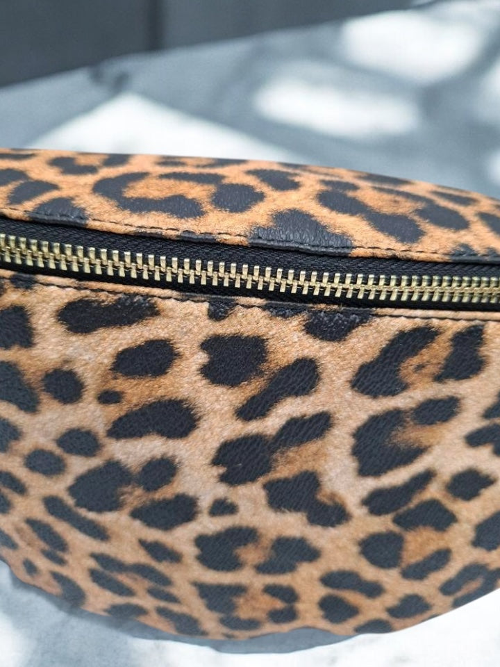 Sac banane en simili cuir motif léopard avec sangle fantaisie Le Petit Placard