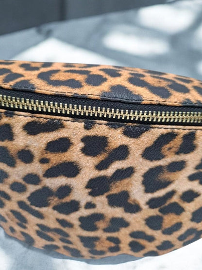 Sac banane en simili cuir motif léopard avec sangle fantaisie Le Petit Placard