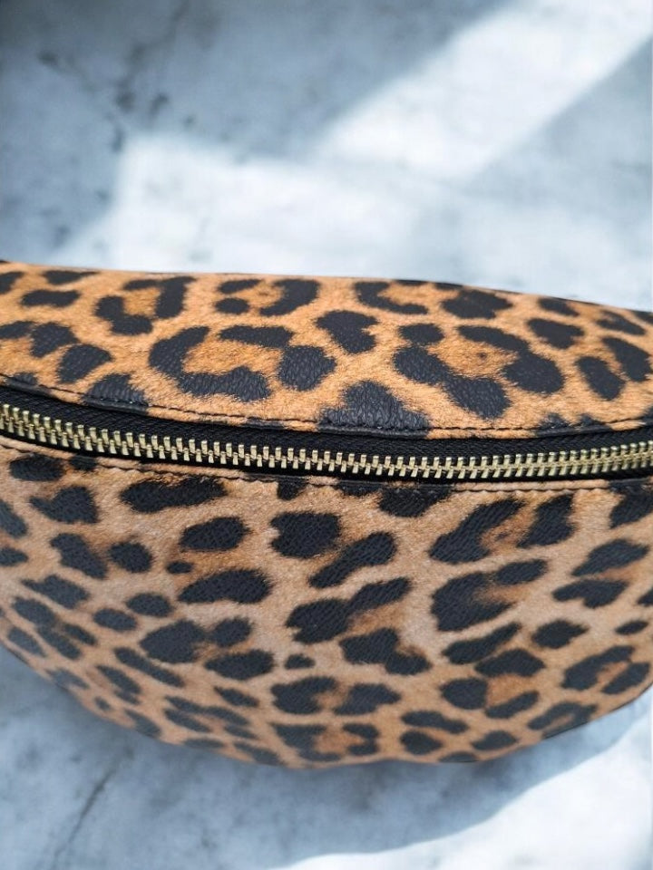Sac banane en simili cuir motif léopard avec sangle fantaisie Le Petit Placard