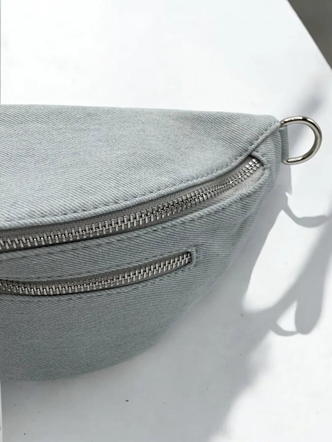 Sac banane en tissu matiere jean gris clair 2 poches Le Petit Placard
