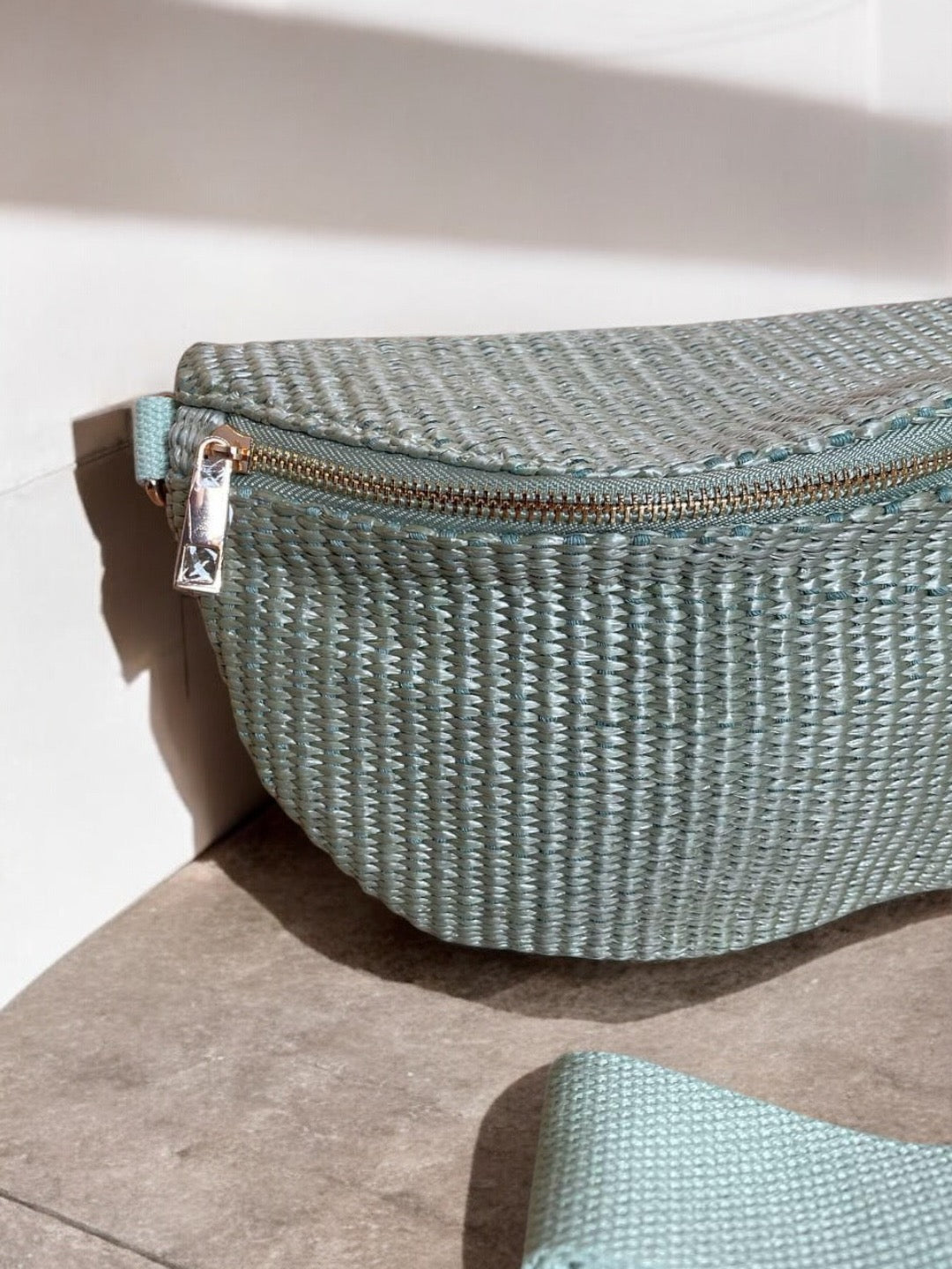 Sac banane Jade & Clarisse effet tressé couleur Vert d’eau Le Petit Placard