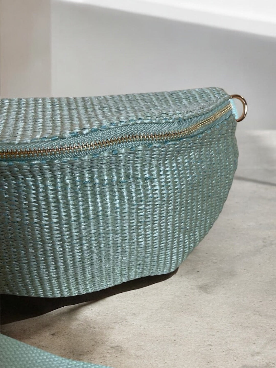 Sac banane Jade & Clarisse effet tressé couleur Vert d’eau Le Petit Placard