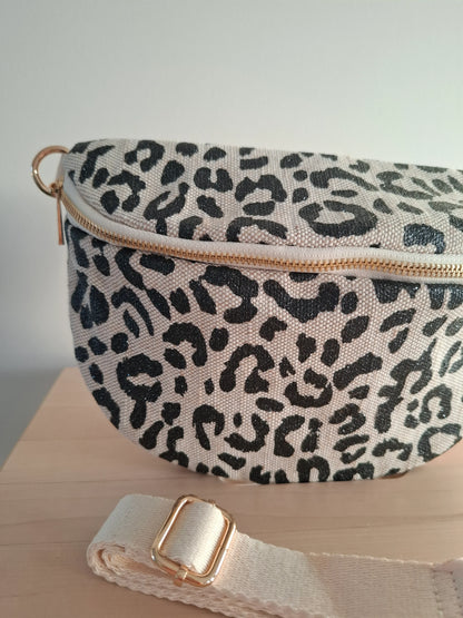 Sac banane motif léopard noir et beige en tissu robuste avec fermeture éclair dorée et sangle ajustable beige