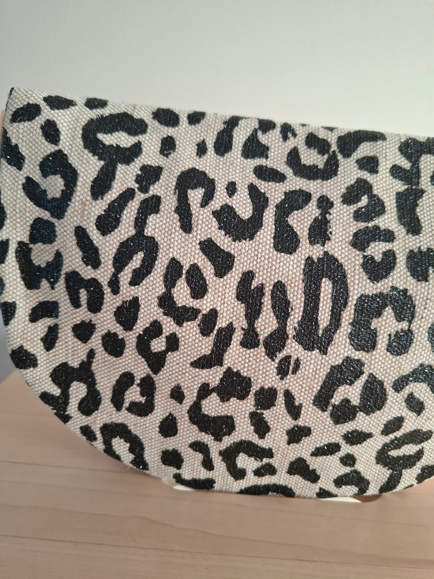 Sac banane motif léopard noir et beige en tissu robuste, vue rapprochée du motif animal print