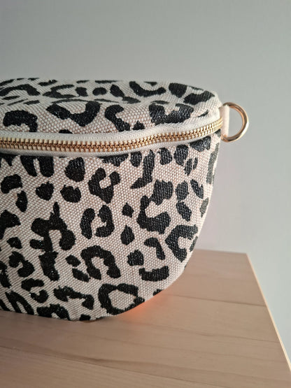 Sac banane motif léopard noir et beige en tissu robuste avec fermeture éclair dorée et anneau métallique