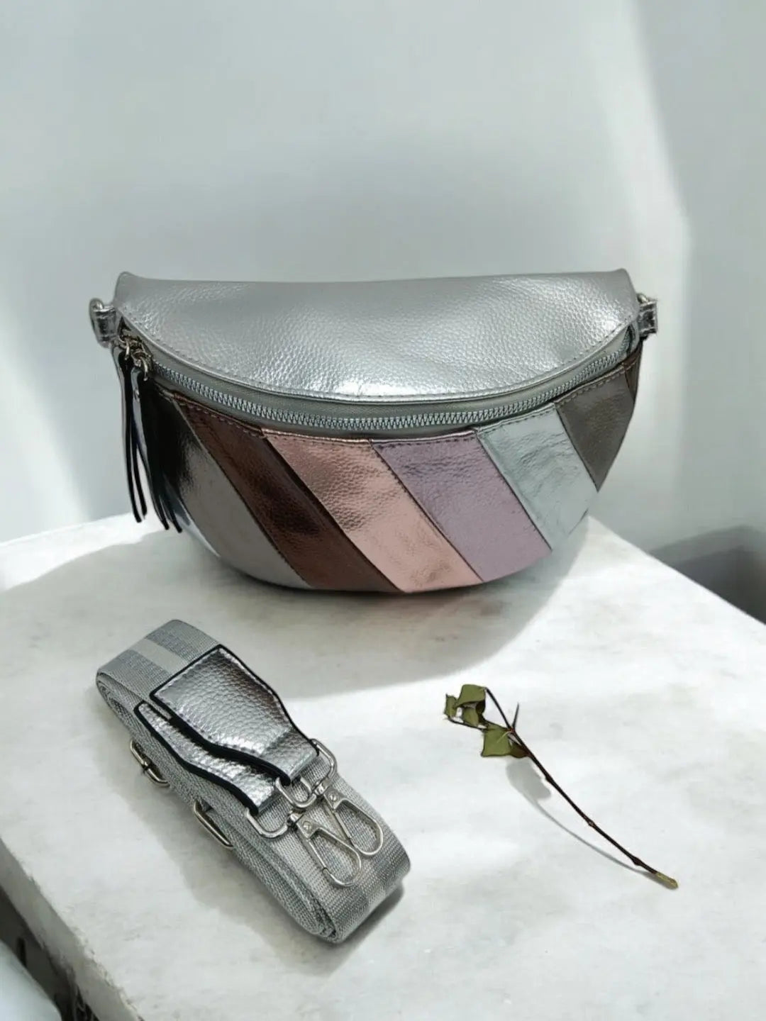 Sac banane simili cuir blanc argenté rosé Le Petit Placard