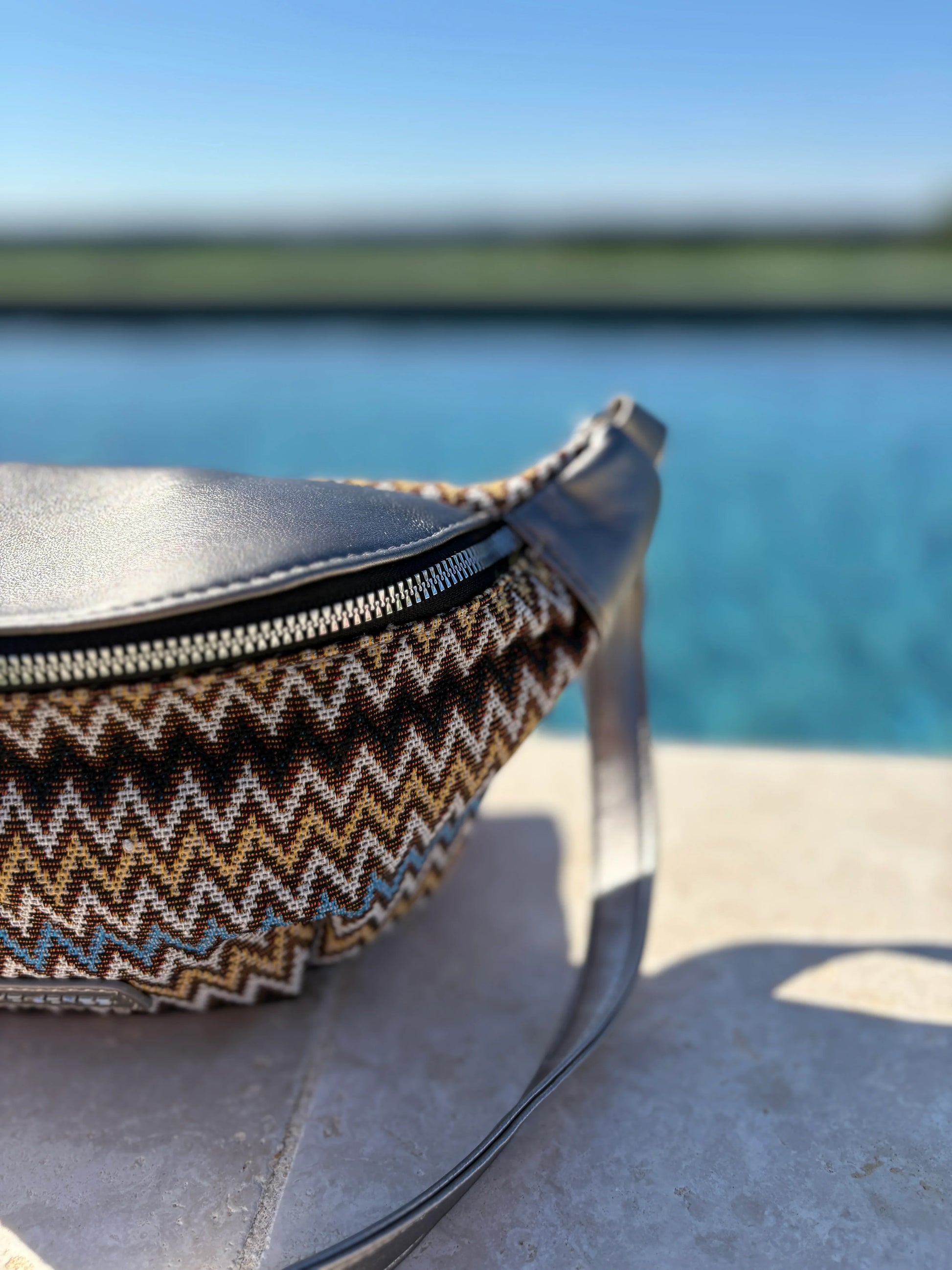 Trendy zigzag patterned sac banane by poolside, Le Petit Placard accessories collection