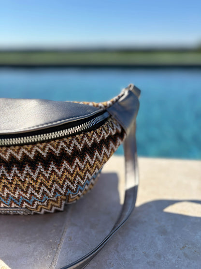 Trendy zigzag patterned sac banane by poolside, Le Petit Placard accessories collection