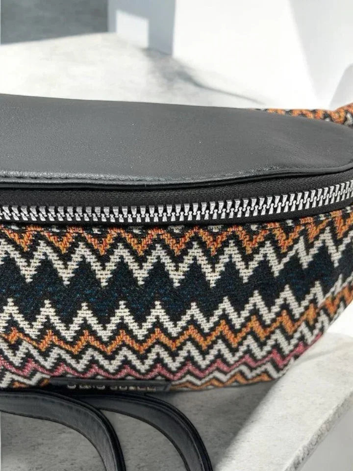 Trendy zigzag patterned woven sac banane with black leather top and silver zipper, Le Petit Placard