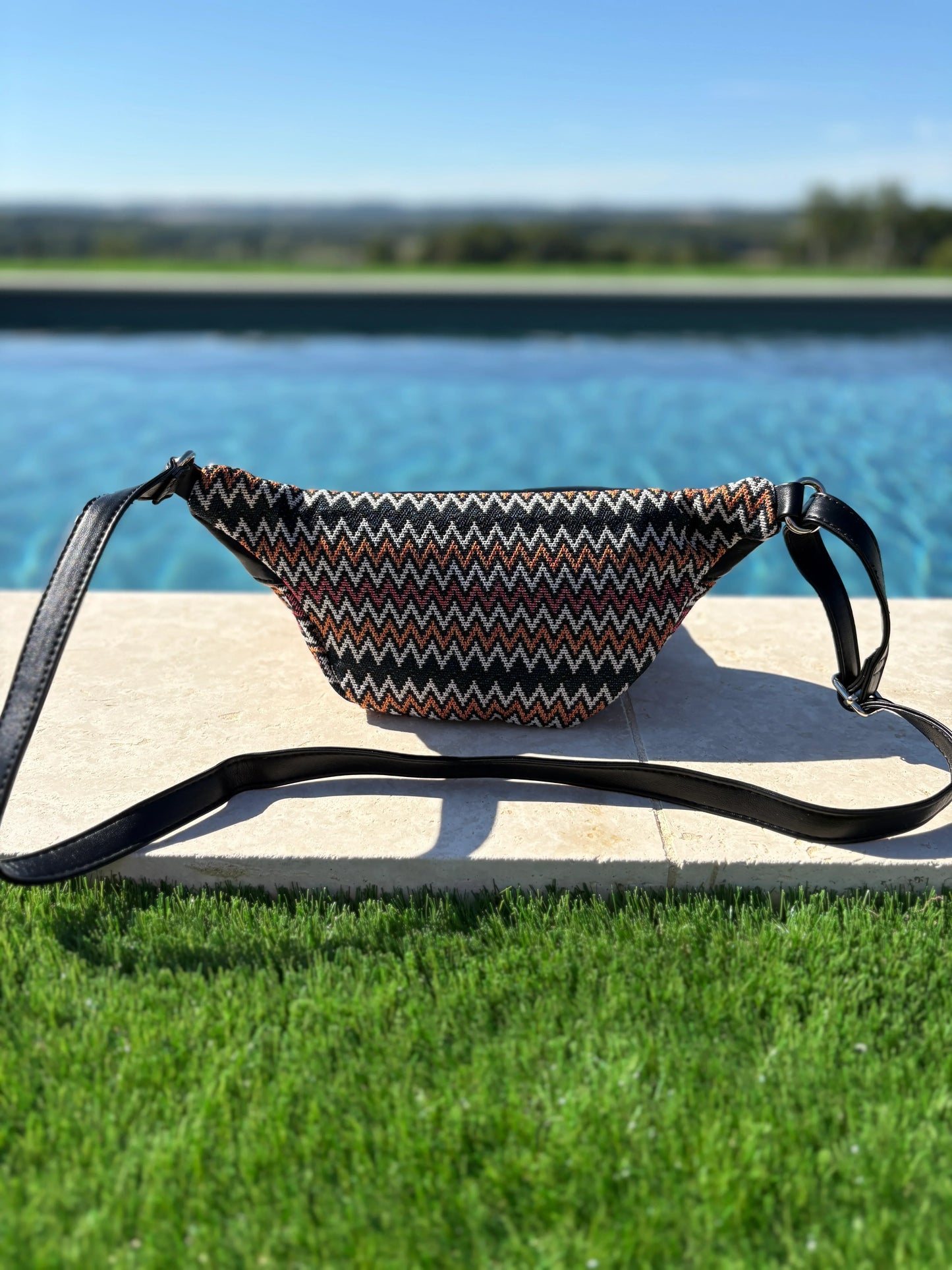 Patterned sac banane with zigzag design by a pool, trendy accessory Le Petit Placard