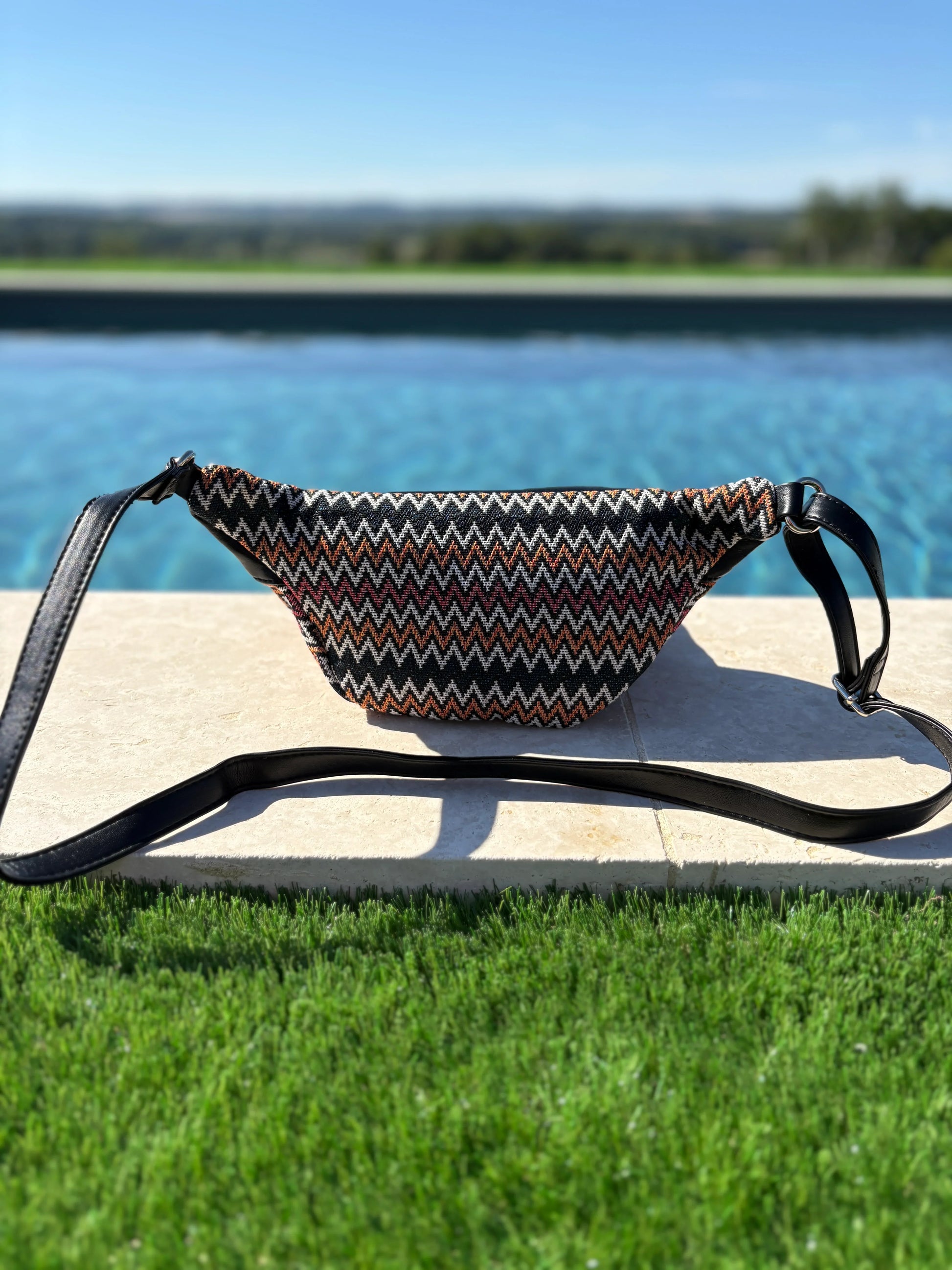 Patterned sac banane with zigzag design by a pool, trendy accessory Le Petit Placard