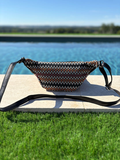 Patterned sac banane with zigzag design by a pool, trendy accessory Le Petit Placard