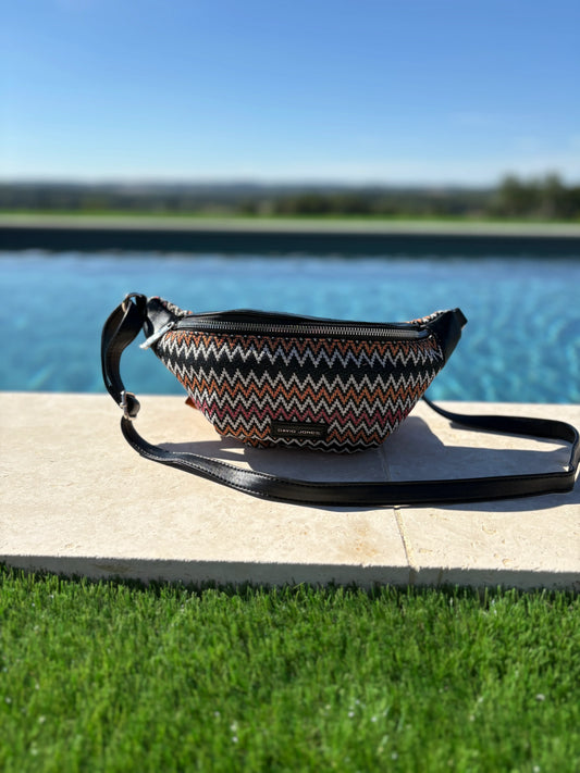 David Jones multicolor zigzag sac banane displayed outdoors by a swimming pool, Le Petit Placard