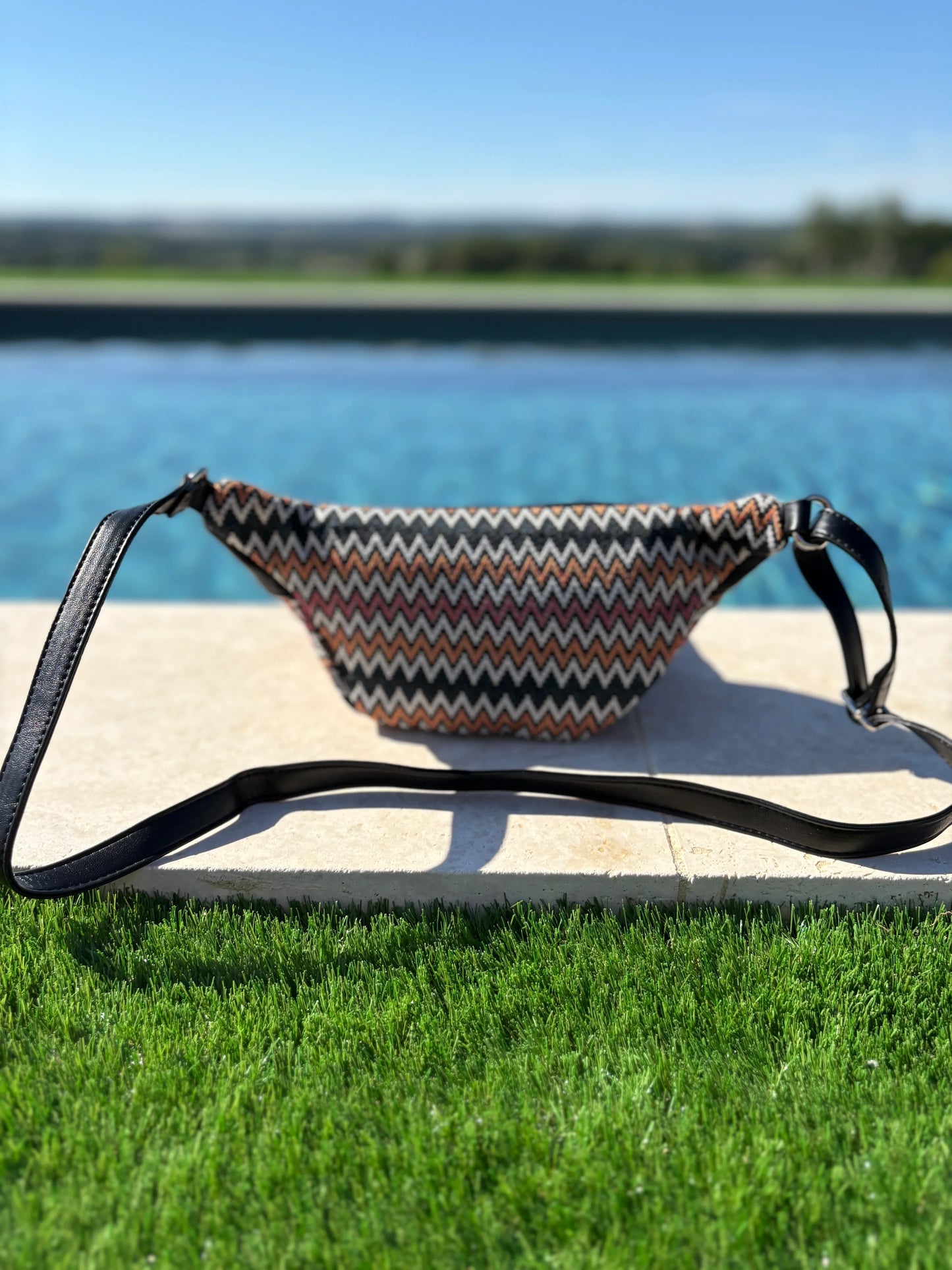 Trendy zigzag pattern sac banane on grass by pool, Le Petit Placard accessories