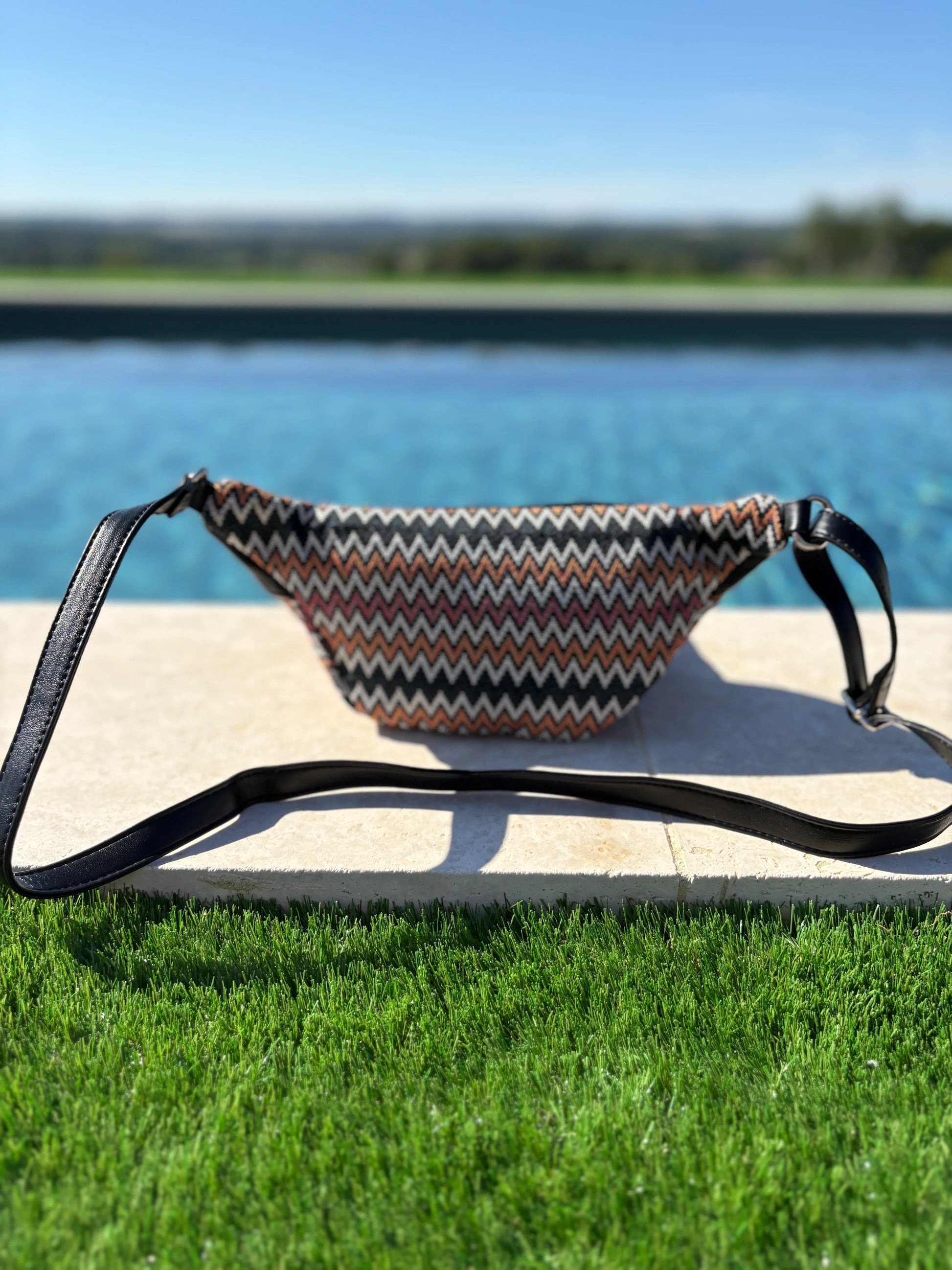 Trendy zigzag pattern sac banane on grass by pool, Le Petit Placard accessories