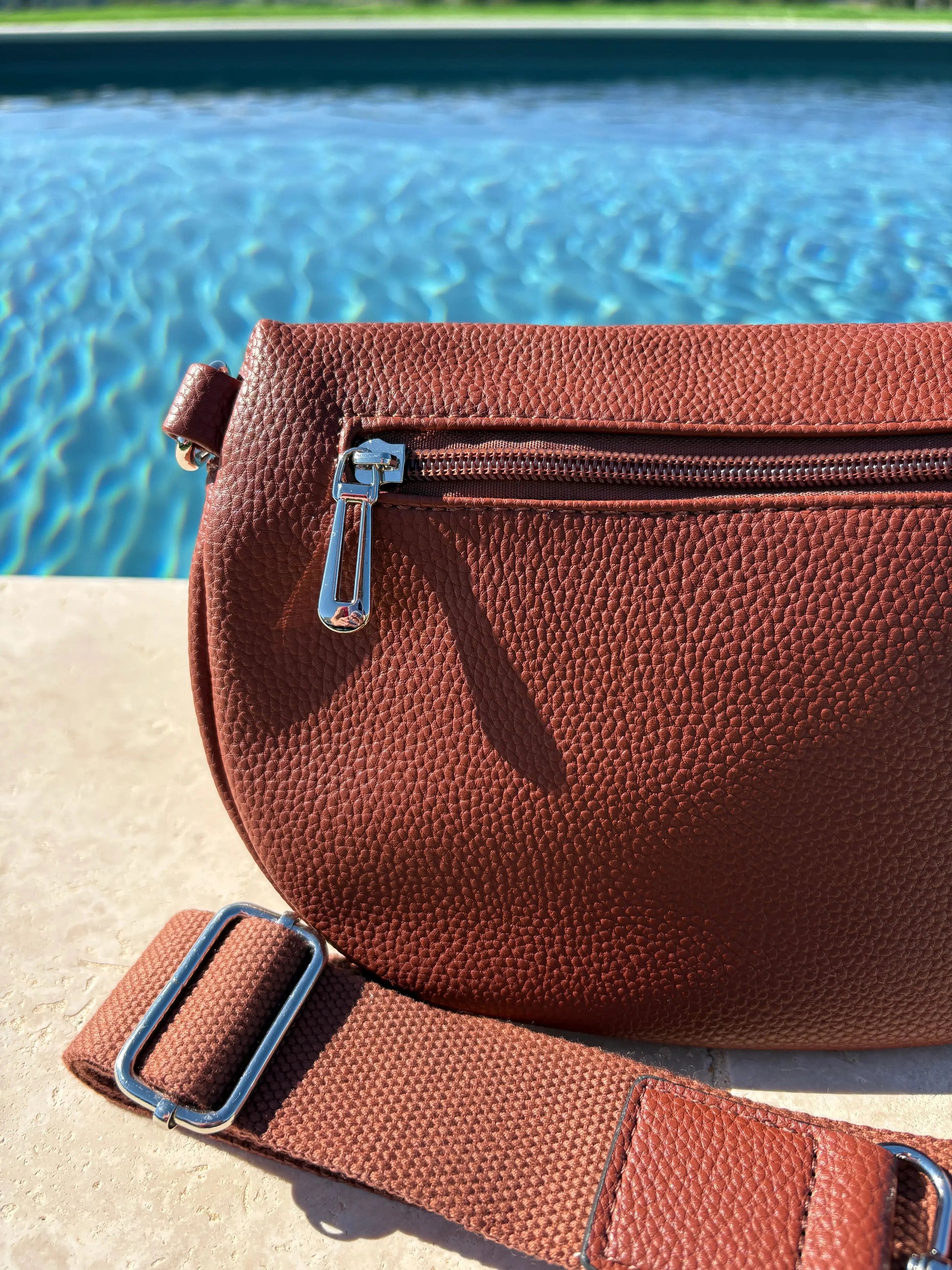 Sac banane simili cuir marron double fermeture Le Petit Placard