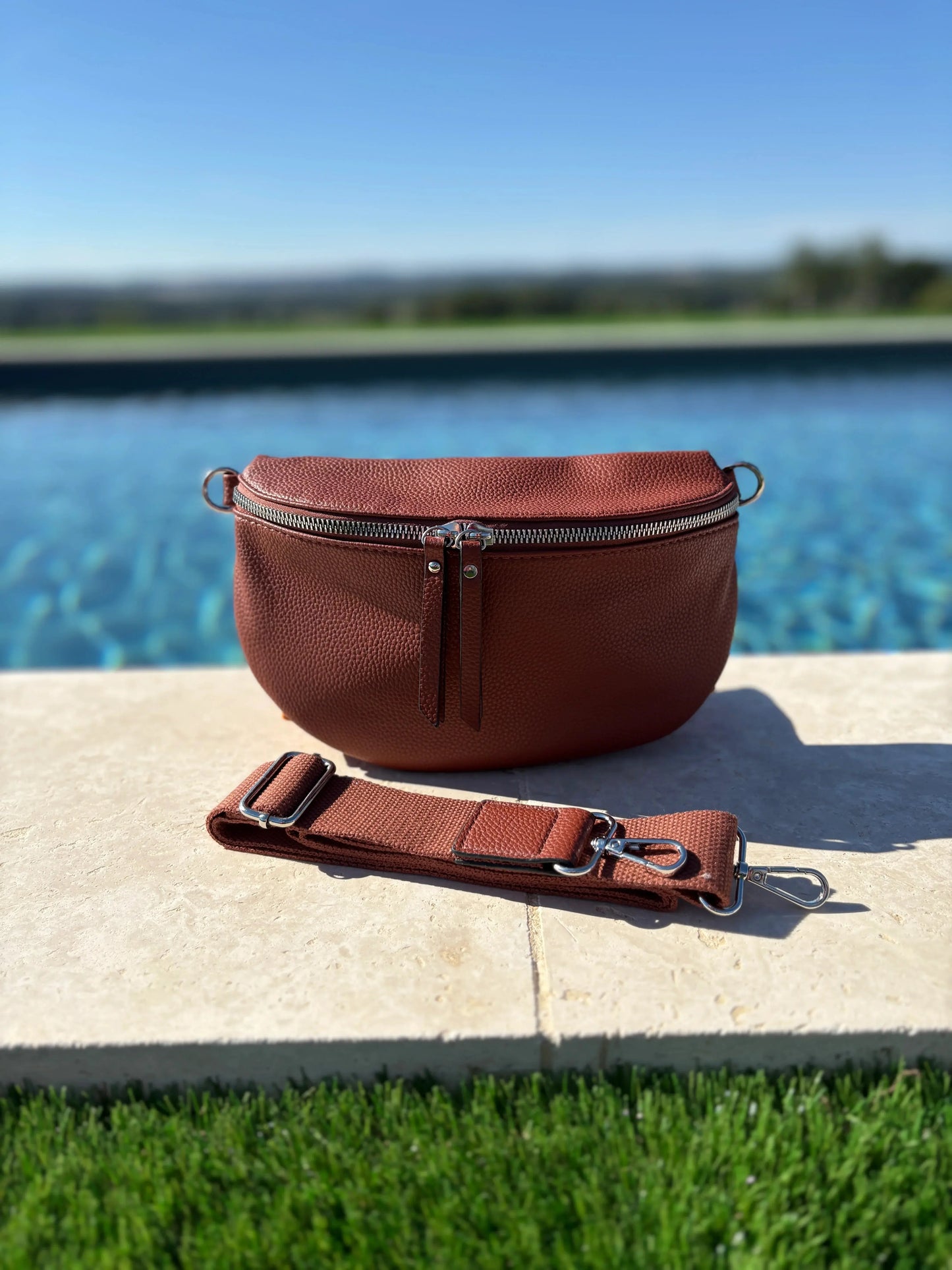 Sac banane simili cuir marron double fermeture Le Petit Placard