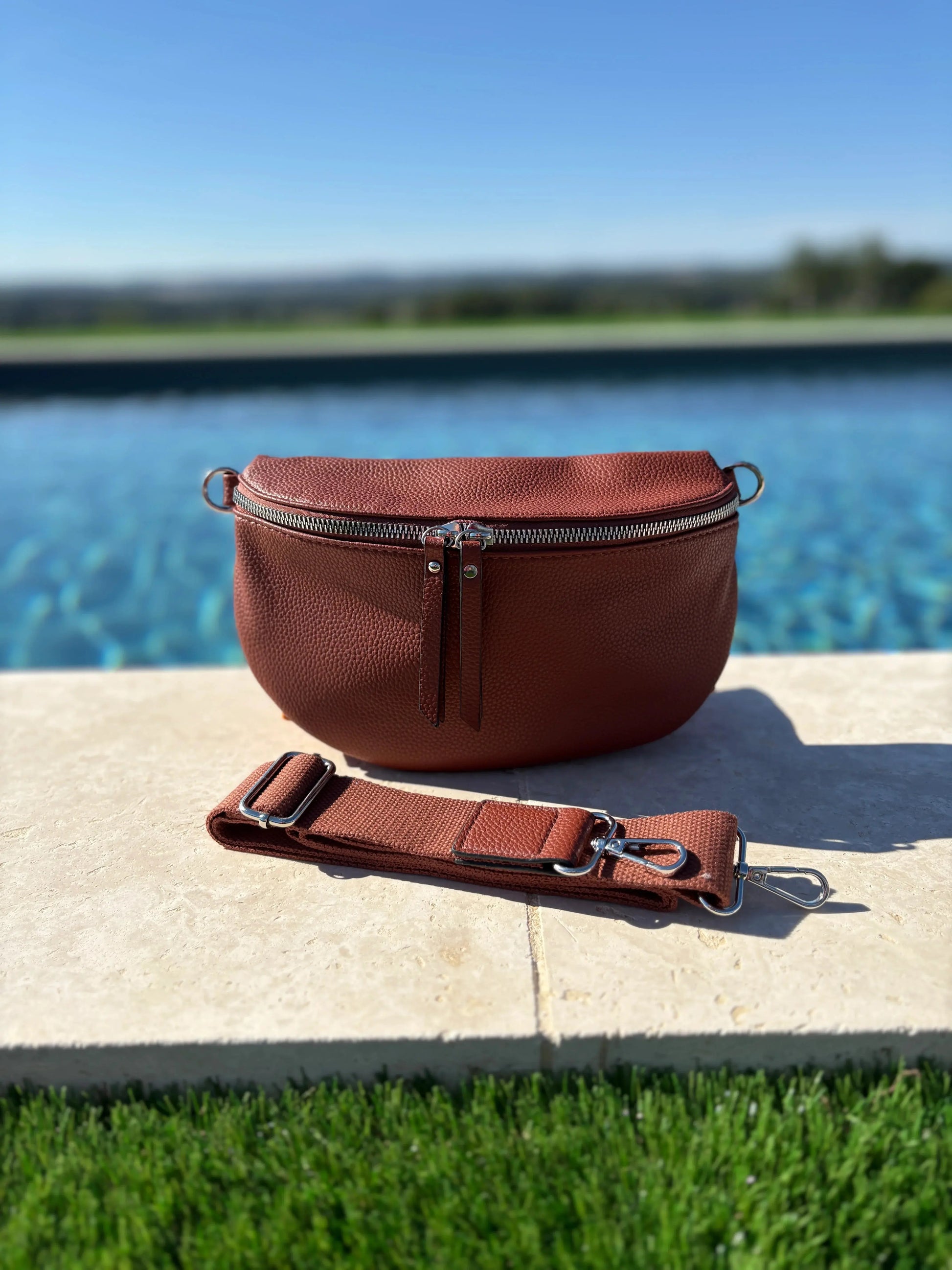 Sac banane simili cuir marron double fermeture Le Petit Placard