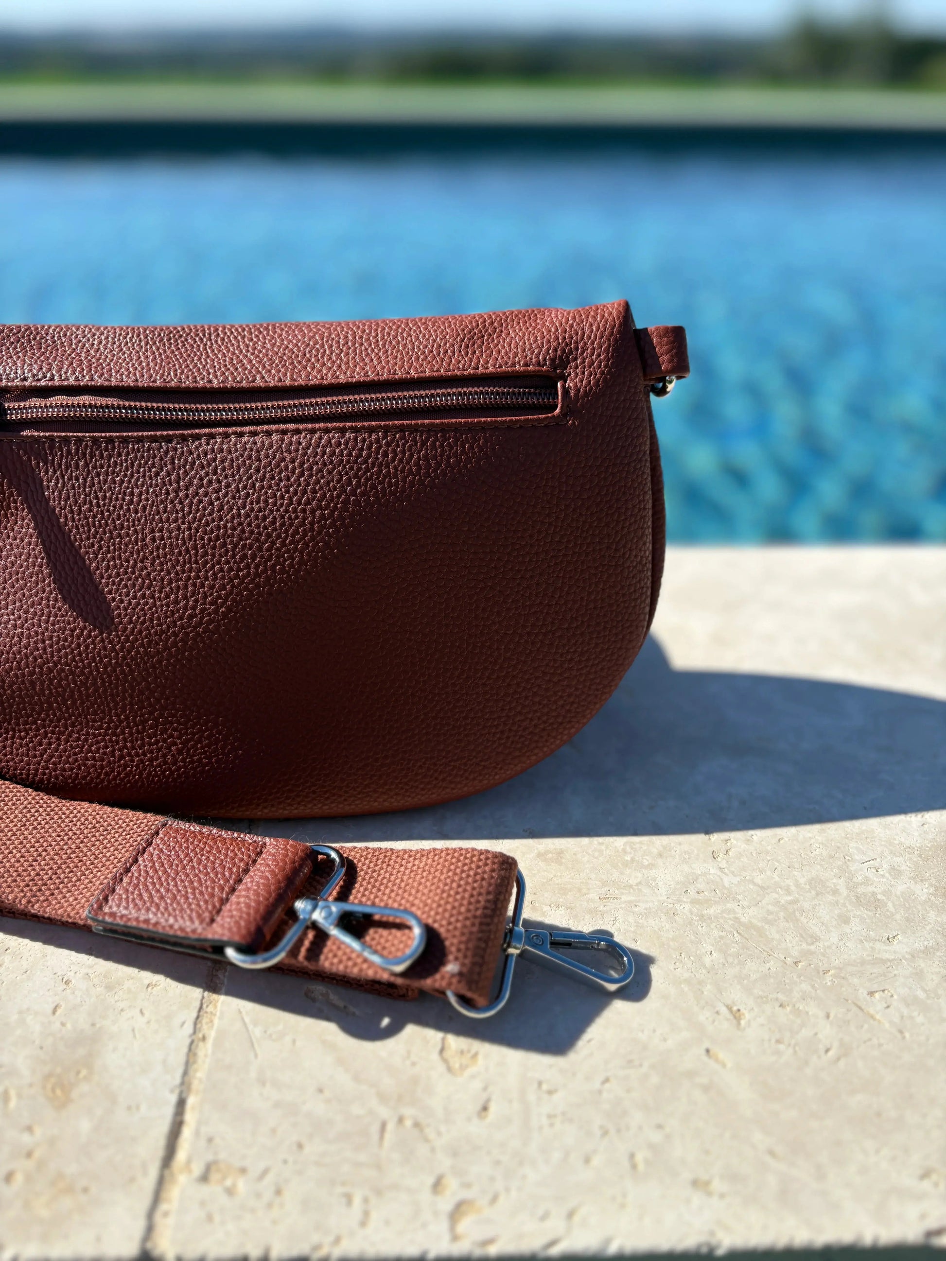 Sac banane simili cuir marron double fermeture Le Petit Placard