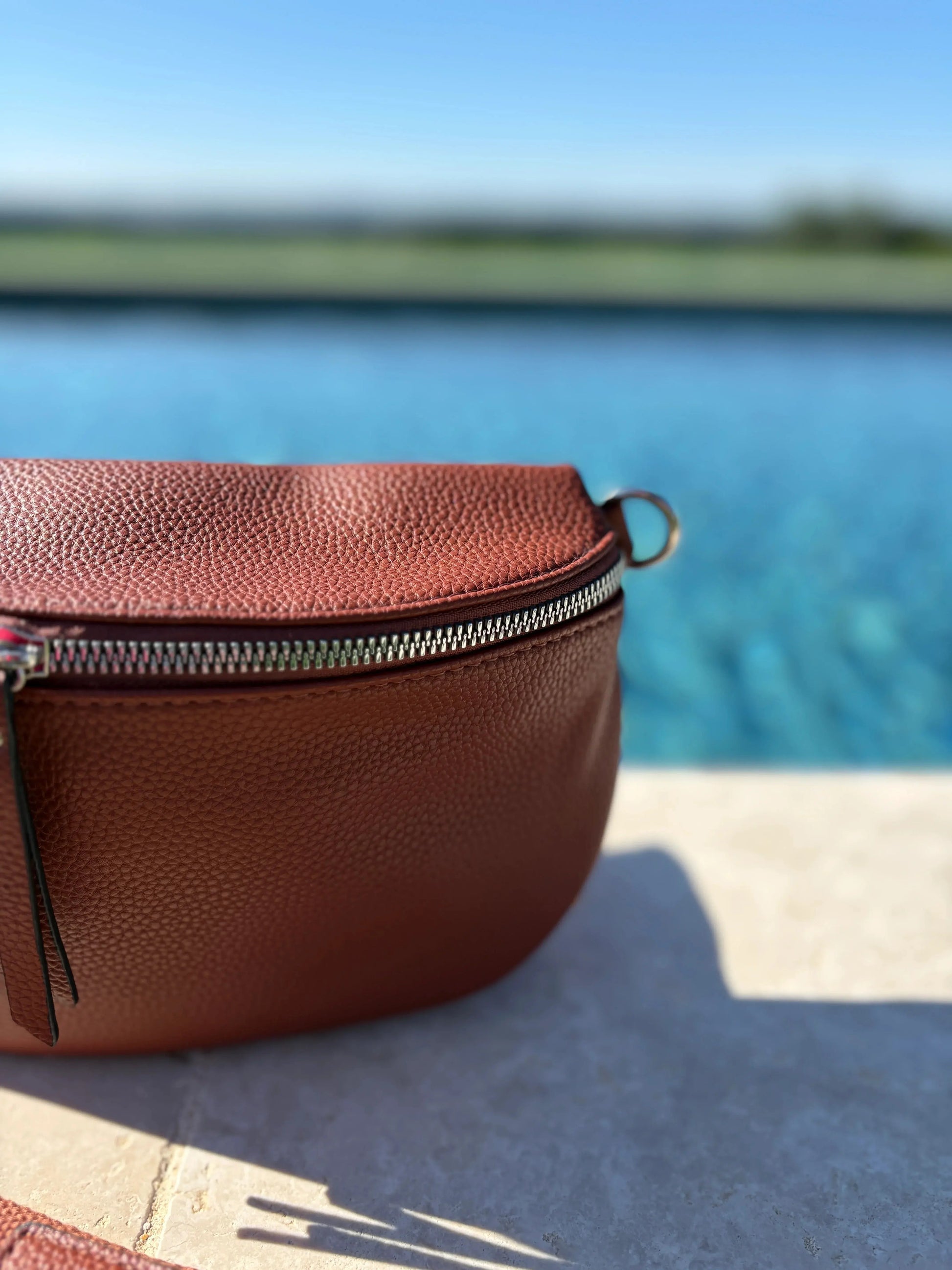 Sac banane simili cuir marron double fermeture Le Petit Placard