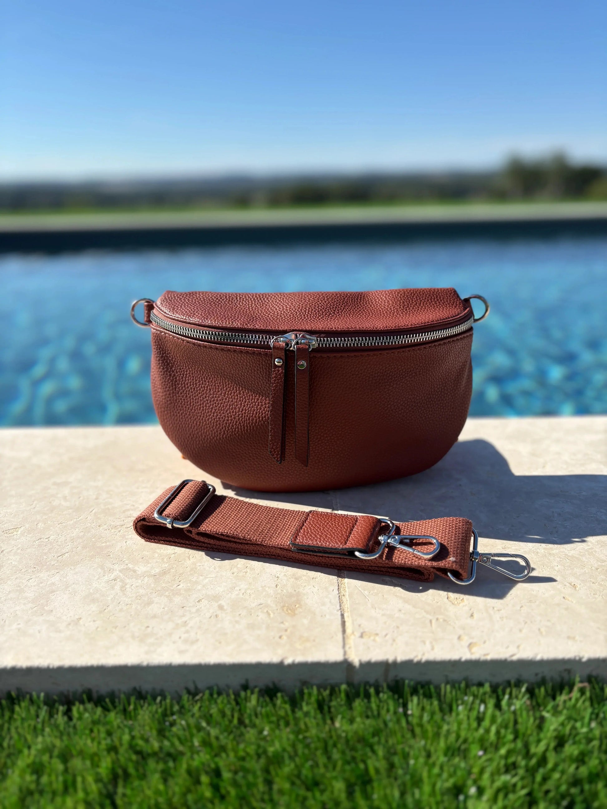 Sac banane simili cuir marron double fermeture Le Petit Placard