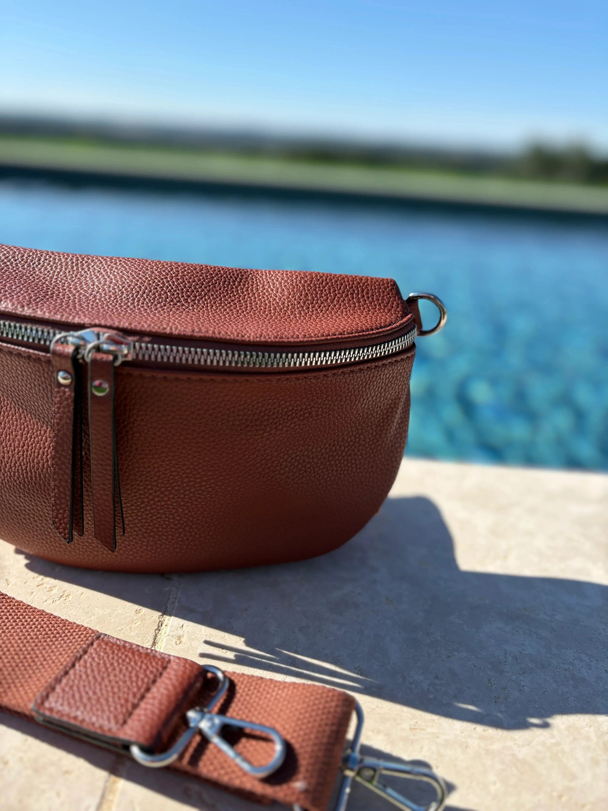 Sac banane simili cuir marron double fermeture Le Petit Placard
