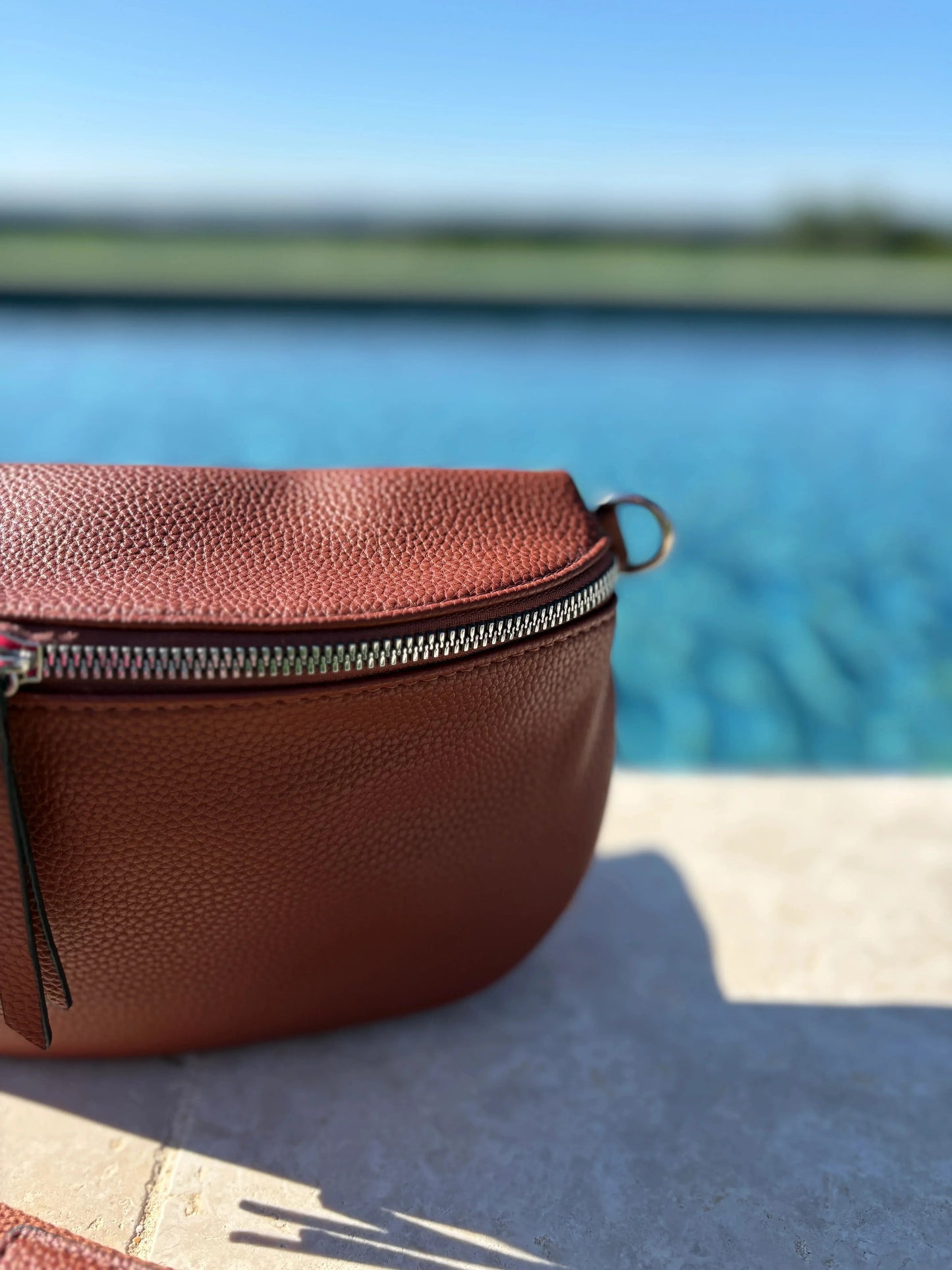 Sac banane simili cuir marron double fermeture Le Petit Placard