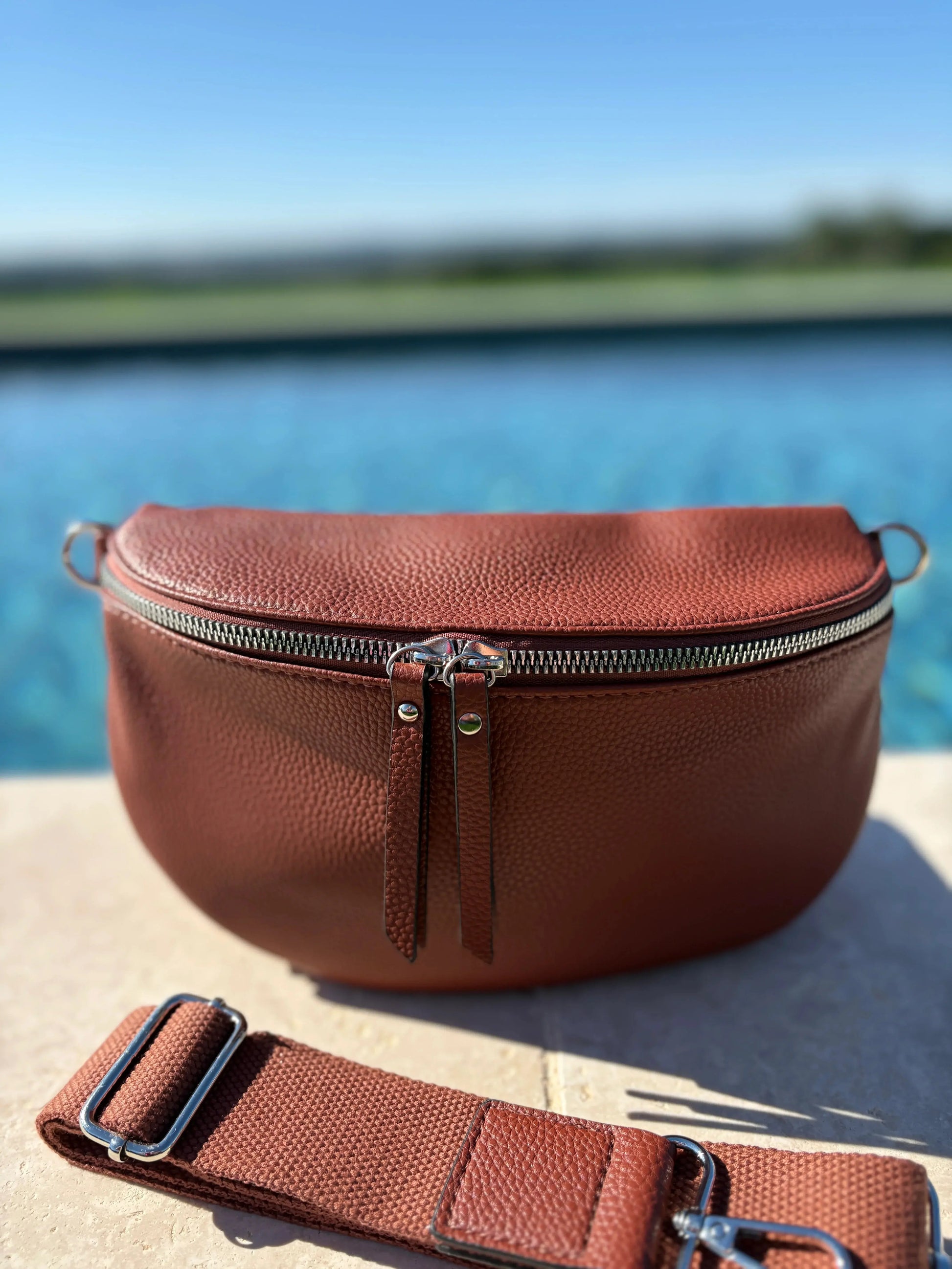 Sac banane simili cuir marron double fermeture Le Petit Placard