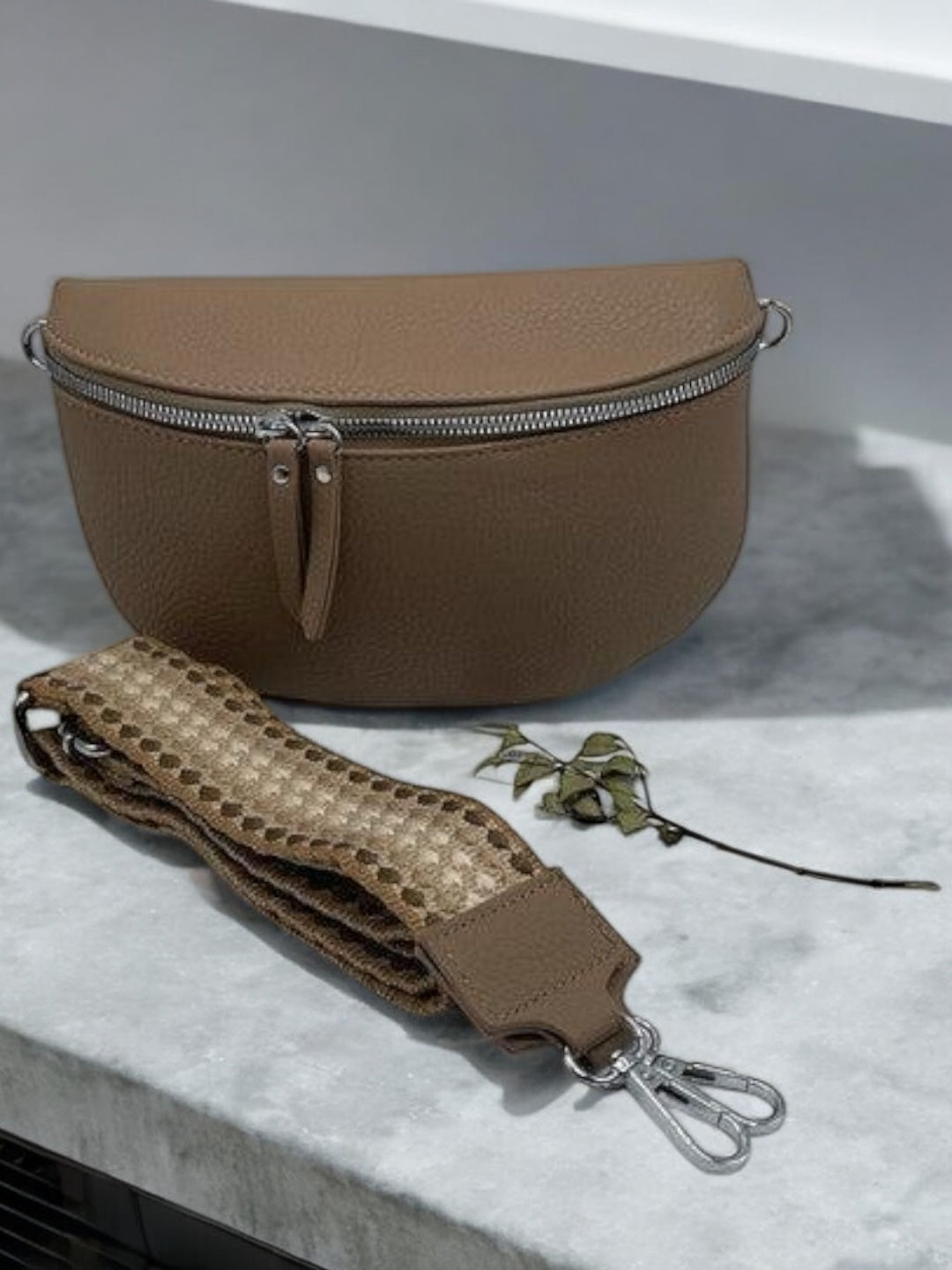 Sac banane simili cuir marron taupe avec sangle fantaisie tressée et fermeture éclair argentée