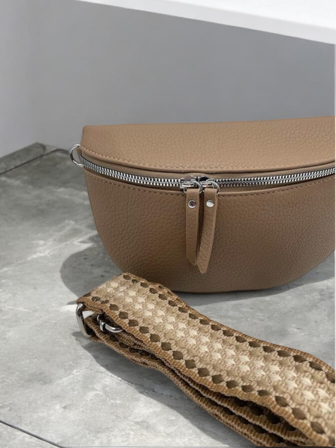 Sac banane simili cuir marron taupe avec fermeture éclair argentée et sangle fantaisie motif géométrique beige