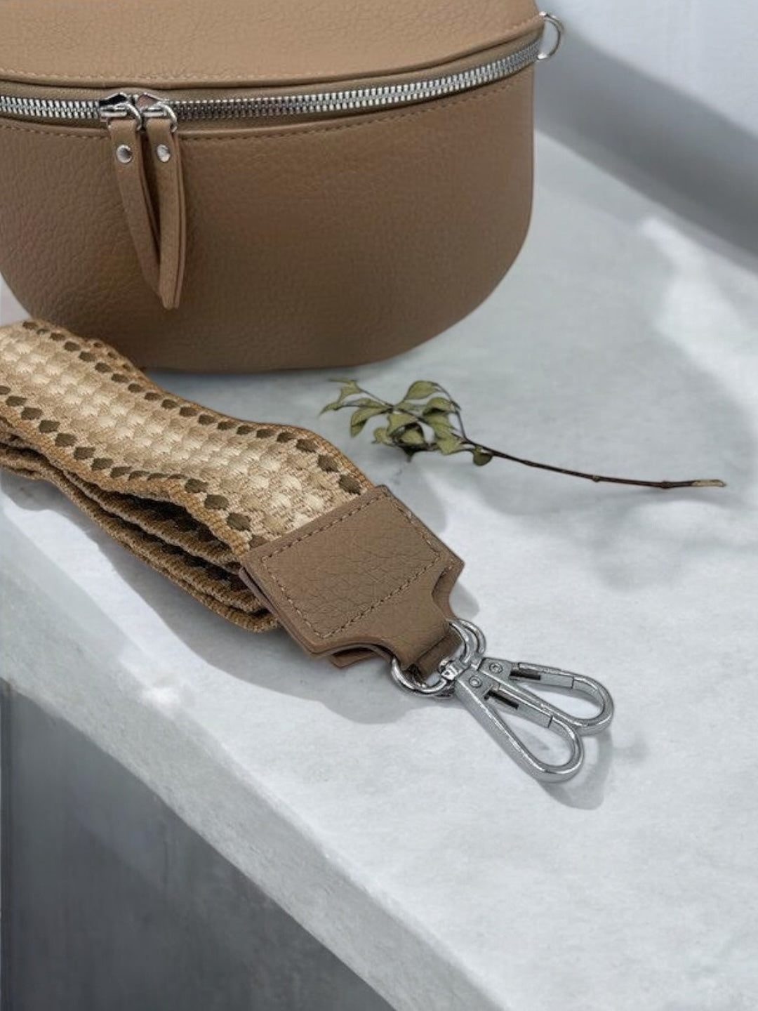 Sac banane simili cuir marron taupe avec sangle fantaisie tressée beige et mousquetons argentés
